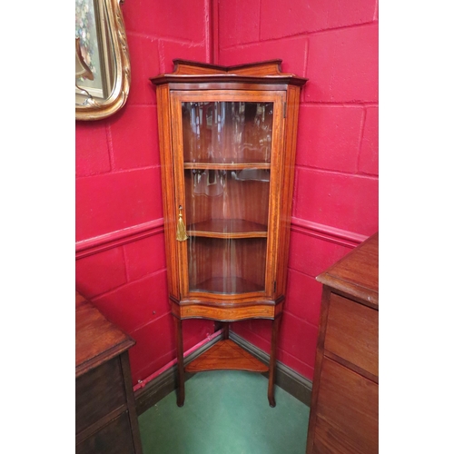 4130 - An Edwardian crossbanded and inlaid satin walnut corner vitrine, the glazed serpentine front single ... 
