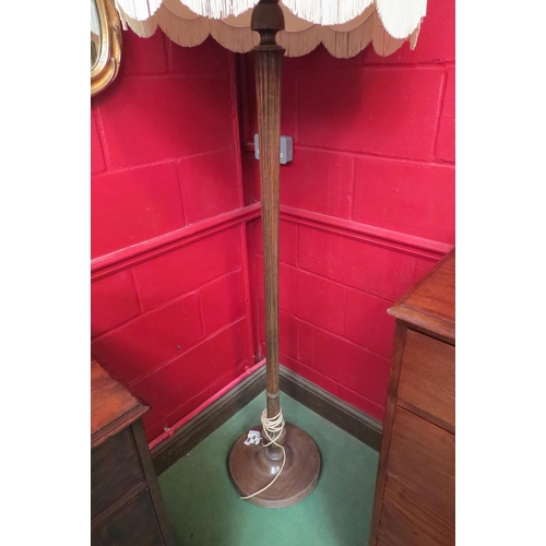 4131 - A reeded standard lamp with tasselled shade