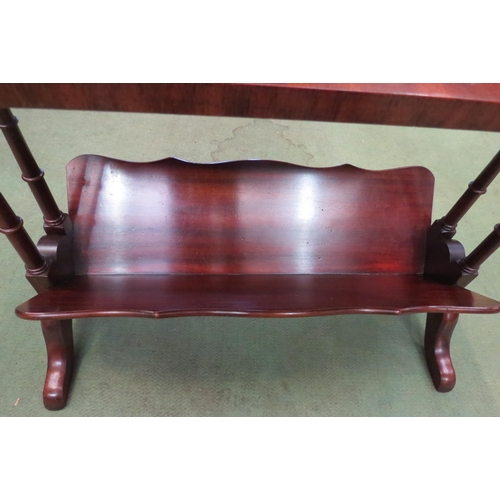 4155 - A 'Bevan and Funnell' crossbanded flame mahogany round corner occasional table on ring turned taperi... 