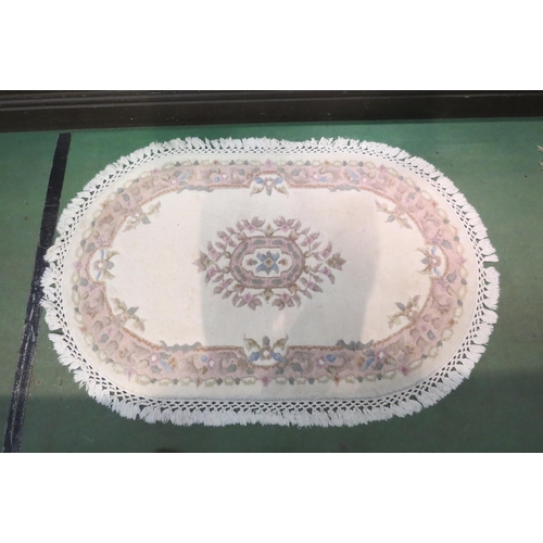 4171 - A peach ground Eastern wool rug, three central gulls and stepped border together with a chinese oval... 