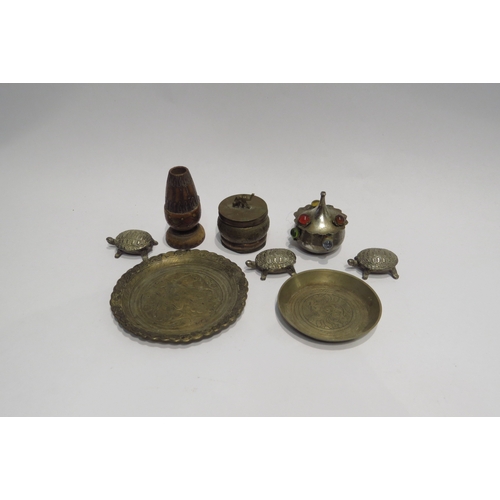 4315 - A 20th Century ceramic Japanese table lighter in the form of a cat and vase together with a selectio... 