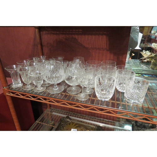 4319 - A collection of drinking glasses to include tumblers