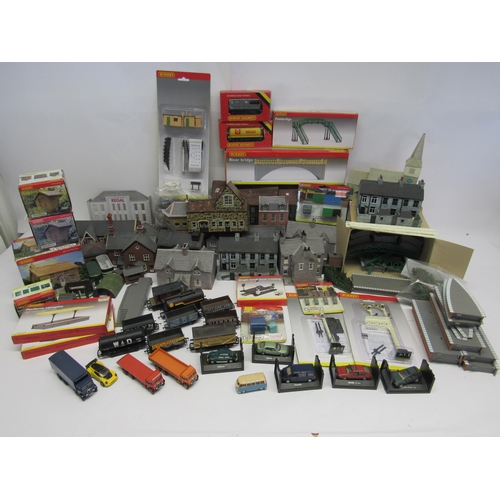 7362 - A collection of boxed, carded and loose 00 gauge model railway accessories including Hornby Skaledal... 