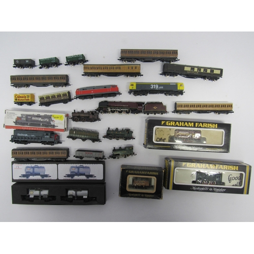 7365 - A collection of N gauge model railway locomotives and rolling stock including Graham Farish 371-002 ... 