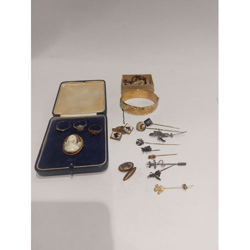 4295A - A small quantity of bijouterie; rings, cameo brooch, bracelet, etc.