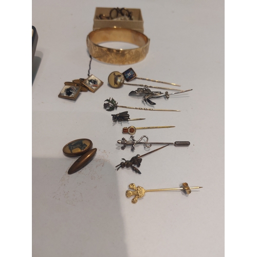 4295A - A small quantity of bijouterie; rings, cameo brooch, bracelet, etc.