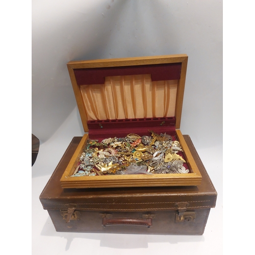 4337A - A suitcase containing costume brooches