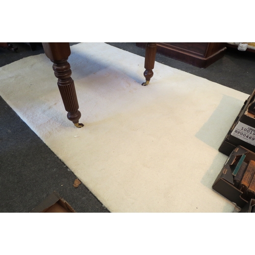 1422 - An Indian hand-knotted cream wool and cotton rug with tasselled ends, approximately 8ft x 5ft