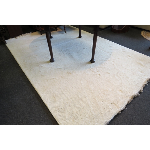 1421 - An Indian hand-knotted cream wool and cotton rug with tasselled ends, approximately 9ft x 6ft