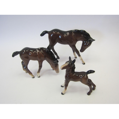 8082 - A Royal Doulton large Foal in brown gloss, model no. 947, Beswick Foal grazing in brown gloss, model... 