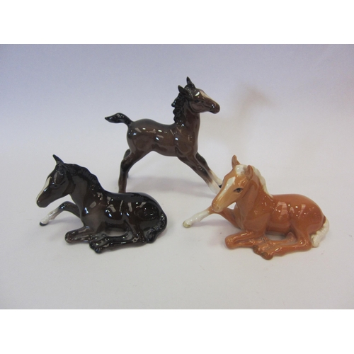 8100 - Two Beswick Foals (lying) in brown gloss and Palomino gloss, model nos. 915 together with a Beswick ... 