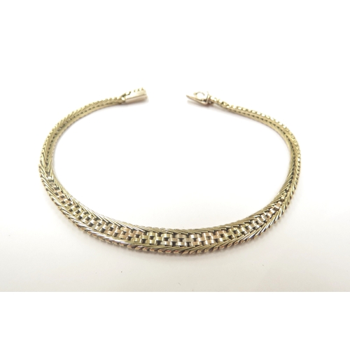 9086 - A 9ct three tone gold flexi link bracelet, 20cm long, 8.9g