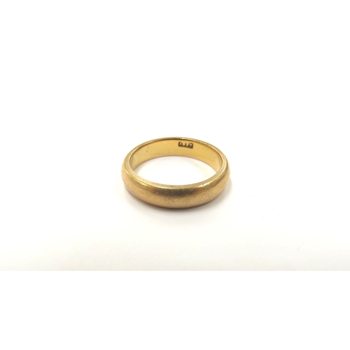 9084 - A gold wedding band stamped 22ct. Size O, 7.7g