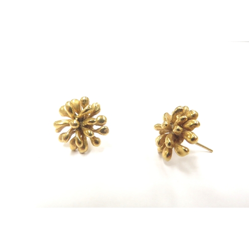 9022 - A pair of gold flower shaped earrings, no backs, marks indistinct, 6.7g