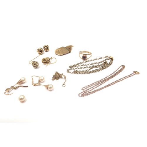 9096 - A small quantity of yellow metal items including gold earrings, broken chains, amethyst ring etc