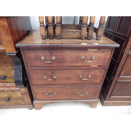 2072 - A George III mahogany crossbanded oak chest of three drawers on bracket feet