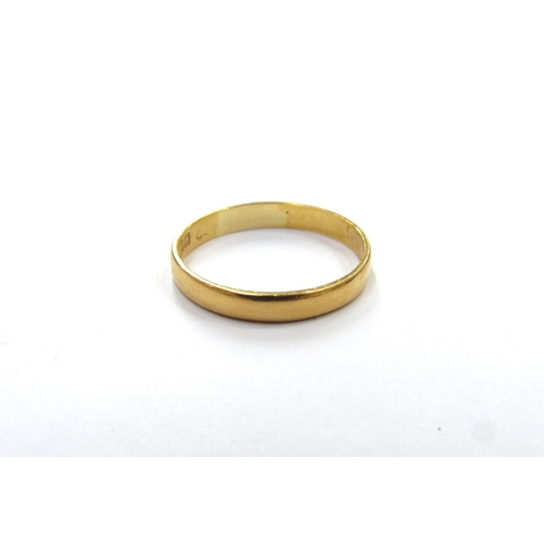 9370 - A 22ct gold wedding band. Size S, 2.8g