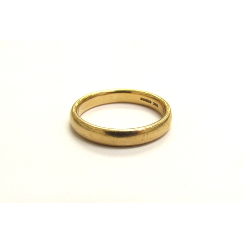 9208 - An 18ct gold wedding band. Size Y, 8.2g