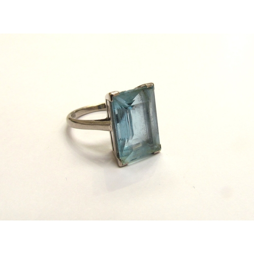 9323 - A white gold ring set with a rectangular aquamarine, 14.6mm x 9.75mm x 6.24mm with corner claws, 8.1... 