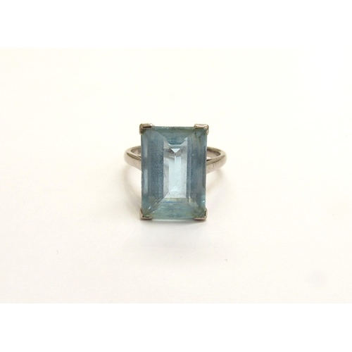 9323 - A white gold ring set with a rectangular aquamarine, 14.6mm x 9.75mm x 6.24mm with corner claws, 8.1... 