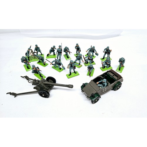 7202 - Britains Deetail German WWII military plastic figures including artillery piece, Kubelwagen, mortar ... 