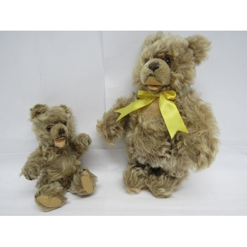 7126 - Two careworn articulated golden mohair teddy bears in the Hermann Zotty manner, each with amber and ... 