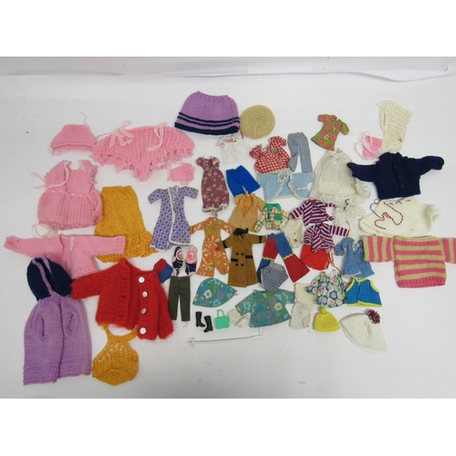 7157 - Four Palitoy Pippa and Pete fashion dolls and an assortment of clothing, housed within two Pippa car... 