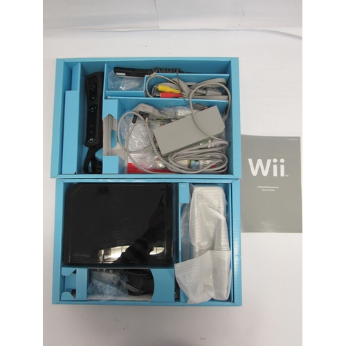 7003 - A boxed Nintendo Wii Sports Resort Pack computer game console in black, together with a boxed The Le... 