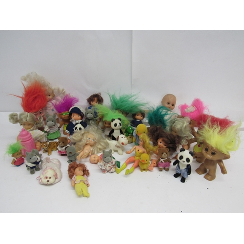 7149 - Assorted loose dolls and figures including Trolls, Sylvanian Families etc.