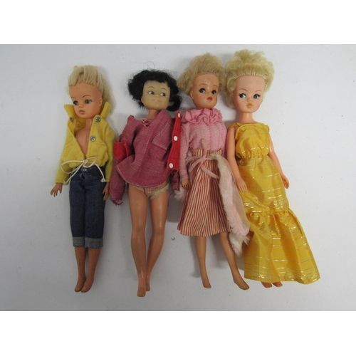 7155 - Four playworn Pedigree Sindy fashion dolls, two with head stamped '033055X', one with head stamped '... 