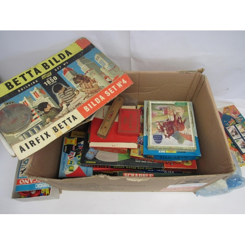 7080 - Mixed toys and games including Airfix Betta Bilda, plastic Meccano, musical clown etc