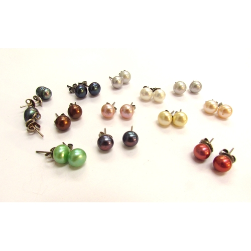 9118 - A quantity of multi-coloured pearl stud earrings