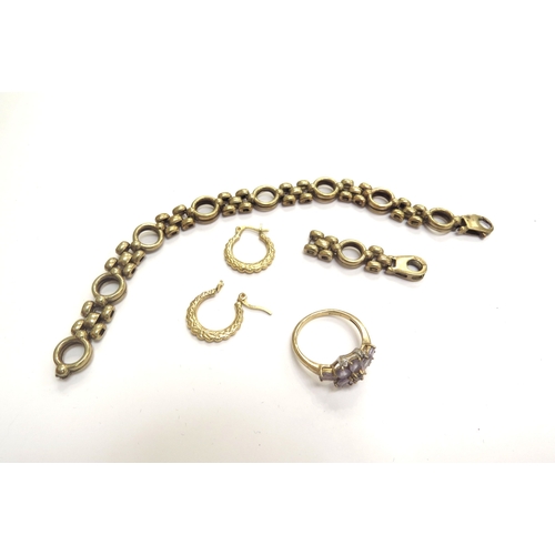 9393 - A 9ct gold bracelet a/f, 9ct gold earrings and ring, 15g