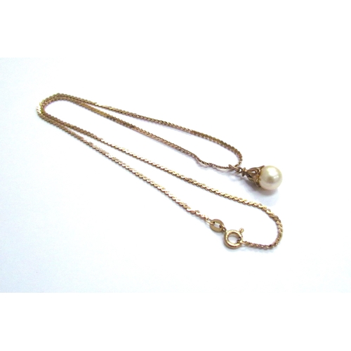 9368 - A 9ct gold chain, 44cm long hung with a pearl on 9ct gold pendant, 6.2g