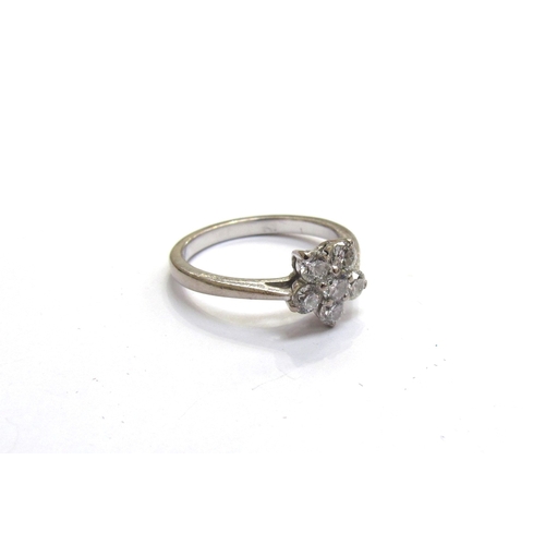 9320 - An 18ct white gold diamond daisy ring. Size M, 3.7g          (R) £250