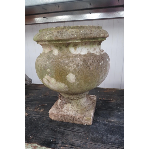 2066 - A marble urn