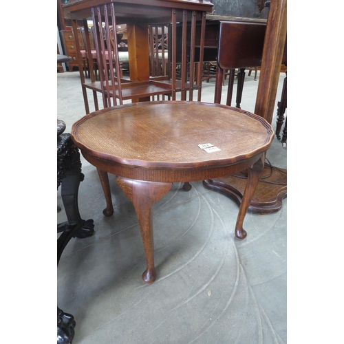 2161 - An oak circular coffee table with cabriole legs   (E) £5-10