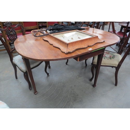 2172 - An oak drop leaf table   (E) £10-20