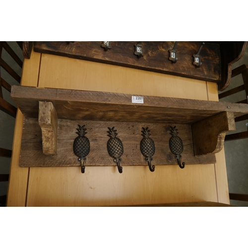 2207 - A rustic coat hook unit with pineapple hooks   (R)£20