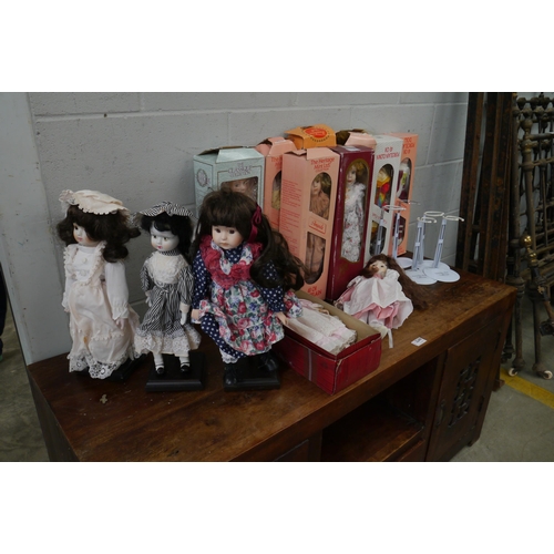 2248 - A large quantity of porcelain dolls