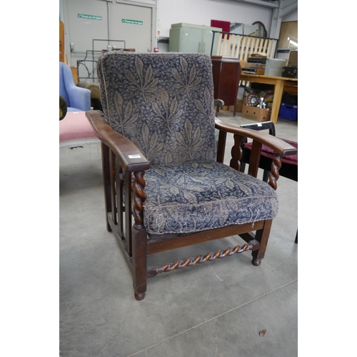 2257 - An Edwardian oak day bed chair with barleytwist frame