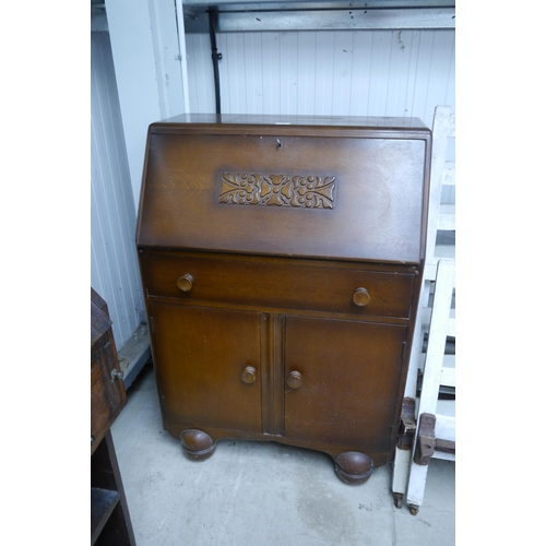 2311 - An oak bureau     (D)