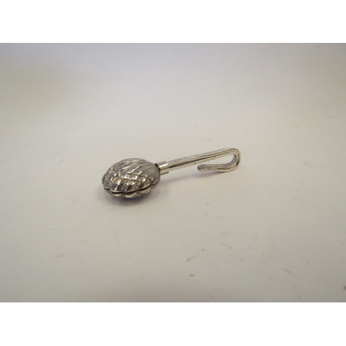 1279 - A silver napkin hook with clam shell design