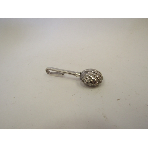 1279 - A silver napkin hook with clam shell design