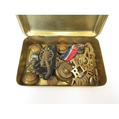 1298 - A Christmas 1914 tin containing military badges, buttons etc.