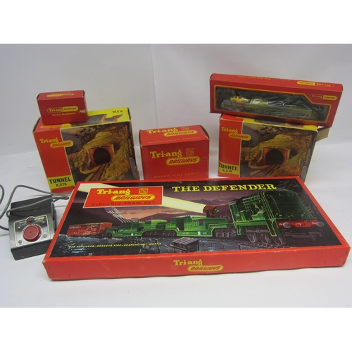 7372 - A Triang 00 gauge RS50 'The Defender' train set containing 0-6-0 BR green diesel shunter locomotive ... 