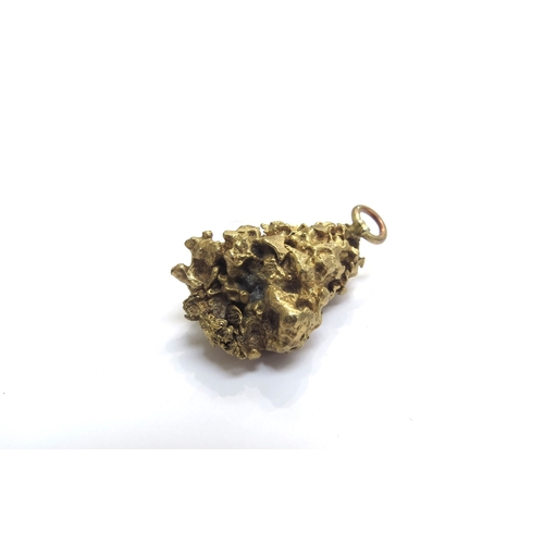 9185 - A gold nugget charm, 15.1g