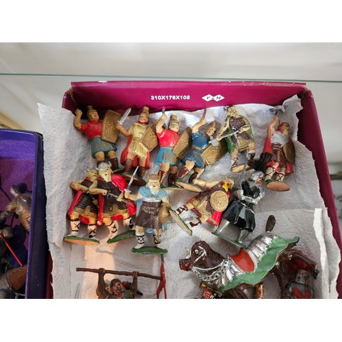 7195 - Assorted playworn lead figures including Roman Centurions, Vikings, Britains medieval heralds and jo... 