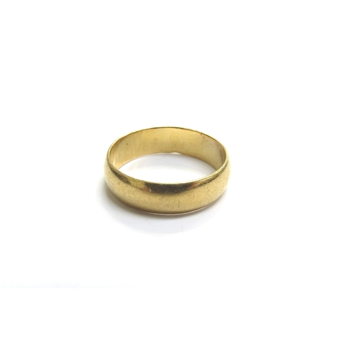 9135 - A 22ct gold wedding band. Size O, 4.9g