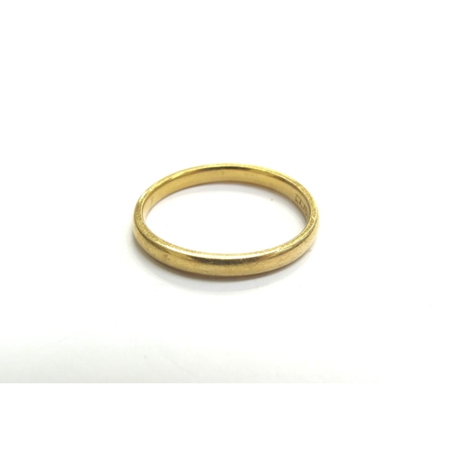 9075 - A 22ct gold wedding band. Size S, 3.4g